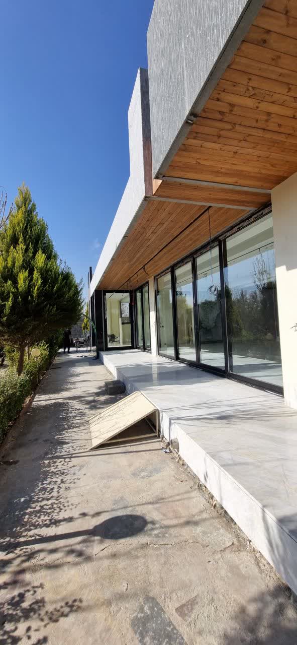 نمای بیرونی ویلای مدرن باغ بهشت در اصفهان