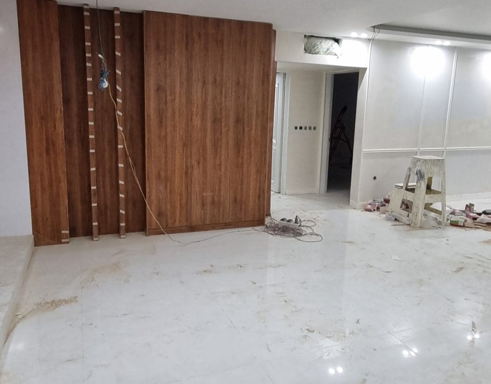 روند بازسازی آپارتمان میر؛ اجرای کف و دیوارپوش